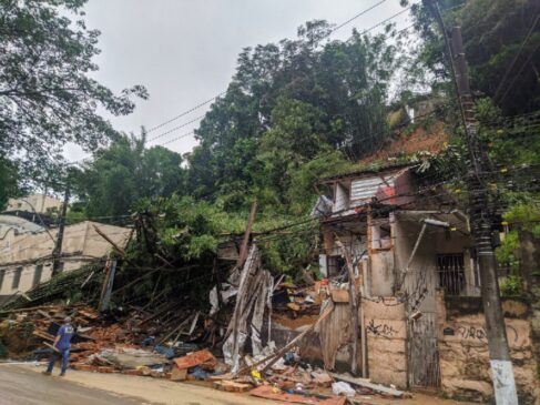 Moradores registram estragos causados pelas chuvas em Petrópolis