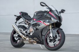 A motocicleta chega ao mercado com uma nova opção de cor, chamada de Cinza Mineral