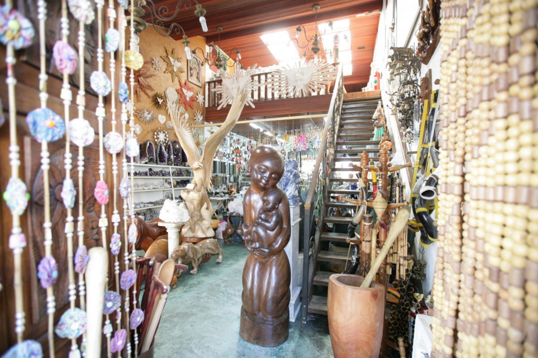 E são justamente as feiras de arte e artesanato que são realizadas no Centro Histórico na cidade que atraem inúmeros turistas para o município
