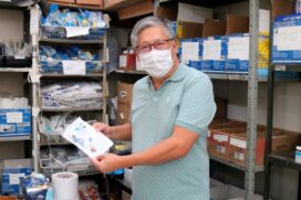 Prefeito Nakano na farmácia no PS Central de Itapecerica da Serra