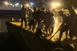 Cansados de esperar, dois passageiros tentam pular de balsa para píer e caem no mar