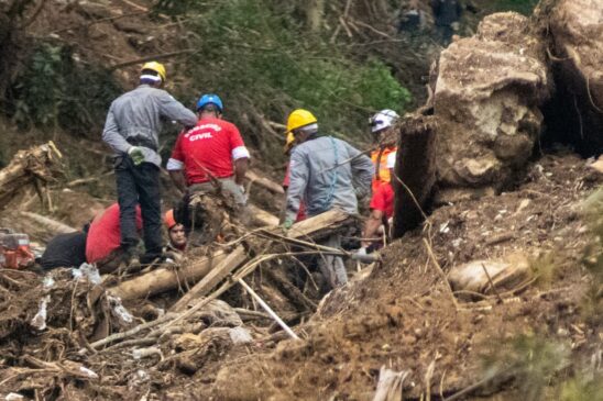 Equipes de resgate seguem realizando busca por vítimas