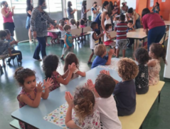 Movimentação de crianças e professores em escola