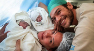 Fabiula Nascimento e Emilio Dantas com os filhos recém-nascidos