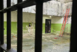 Por volta das 5h de sexta-feira, homens armados com fuzis conseguiram acessar o pátio interno com escadas