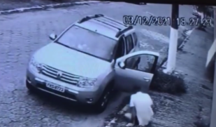 Trecho do vídeo mostra mulher atirando no marido