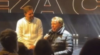 Silvio Santos durante culto em São Paulo