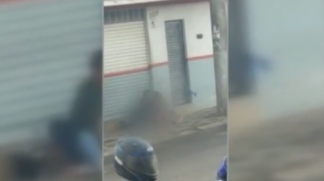 Casal foi flagrado por pedestres que passavam pelo local