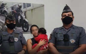 Mãe e filha com agentes da PM após resgate