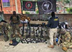 Policiais mostram material apreendido nesta sexta