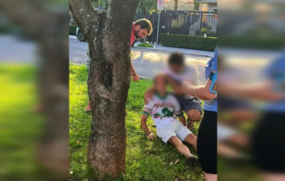 Foto mostra vítima e suspeito logo após a agressão