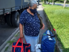 Vitória Maria da Silva Marques, de 60 anos, continua as vendas mas agora à pé