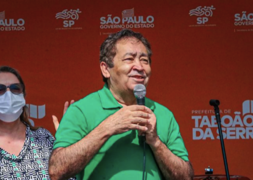 O prefeito Aprígio ao anunciar obras em Taboão da Serra